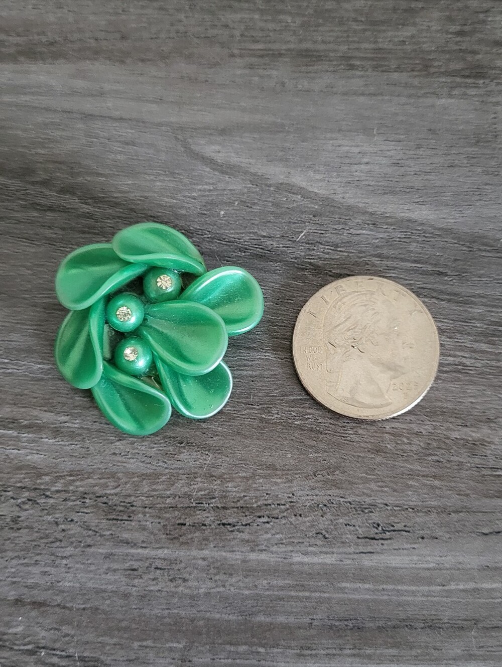 Vintage Green Floral Clip-On Earrings Mid Century Costume Jewelry - Picture 8 of 9